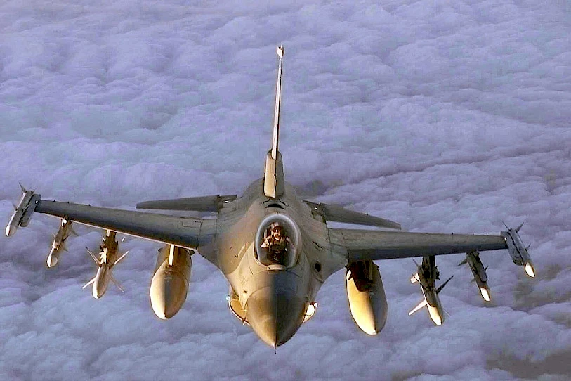 Lefkoşa semalarında F-16 savaş uçağı