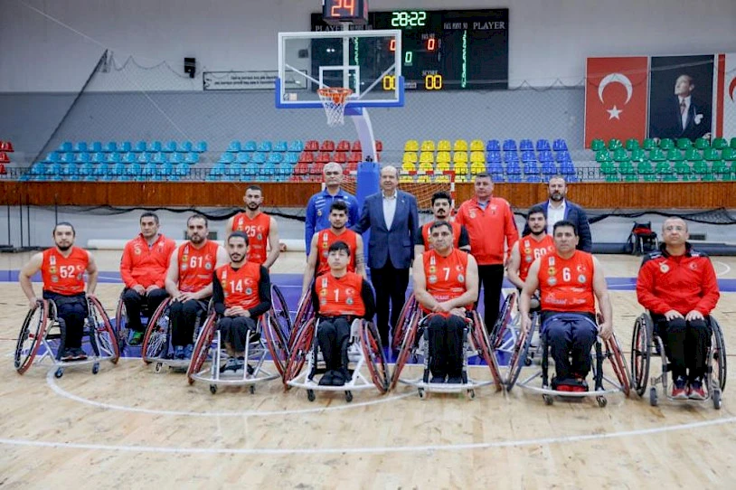 TRNC ratiņbasketbola izlase svin uzvaru