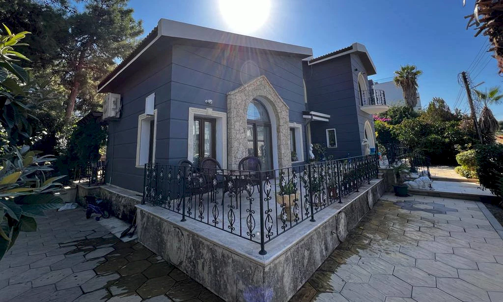 Girne merkezinde tüm mobilyalar ve cihazlarla bir villa